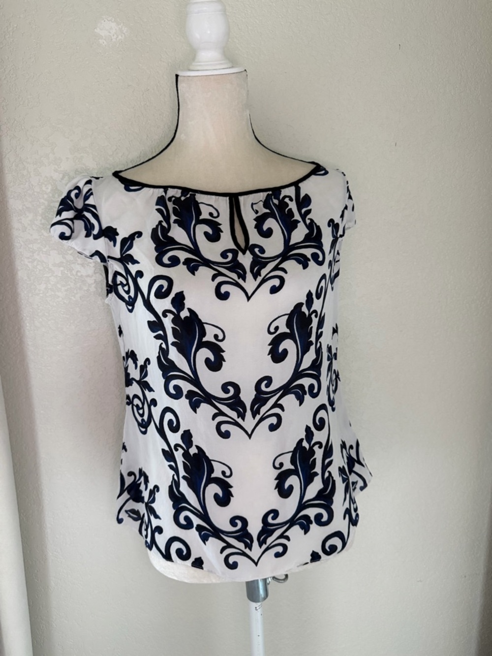 White House Black Market Silk Top, Size 8 - Picture 12 of 16